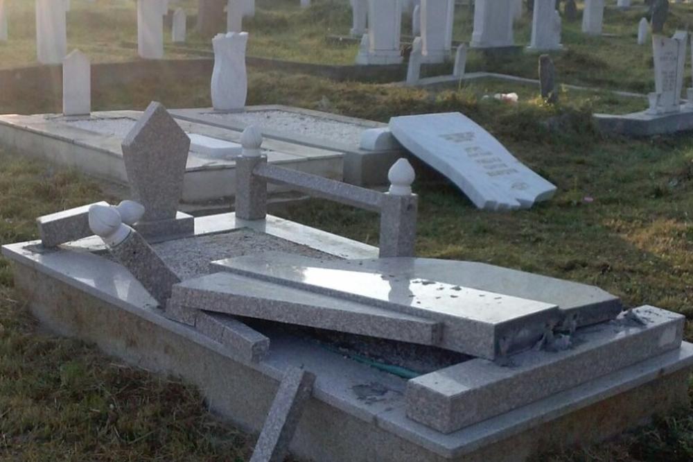 Na novopazarskom groblju porušeno 25 nadgrobnih spomenika! (FOTO)