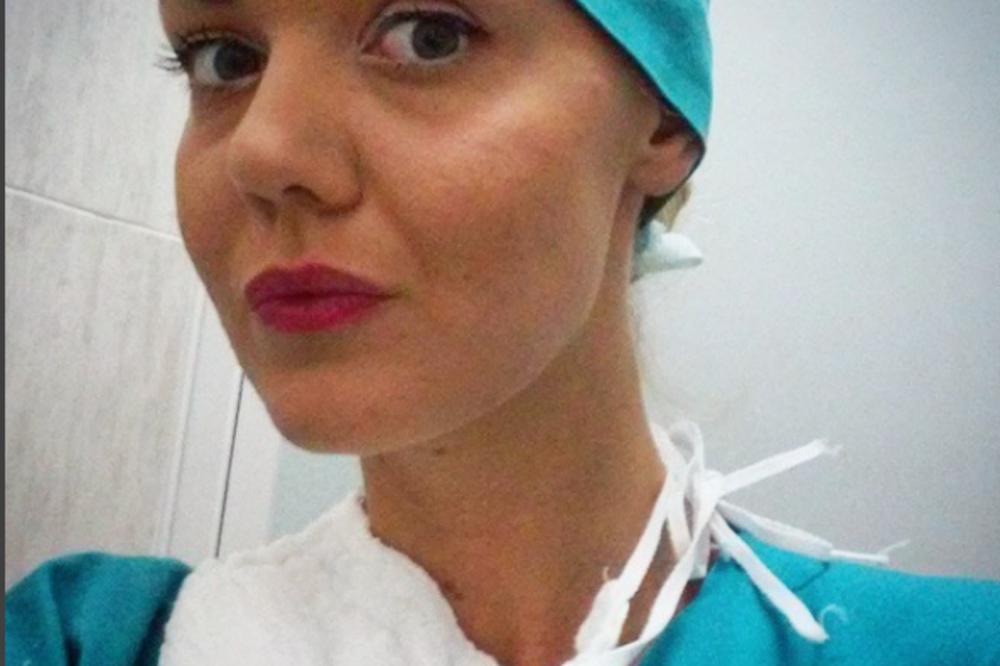 Medicinska sestra šokira! Prvo se slikala sa pacijentima na stolu, a sada je na sajtu za poslovnu pratnju?! (FOTO)
