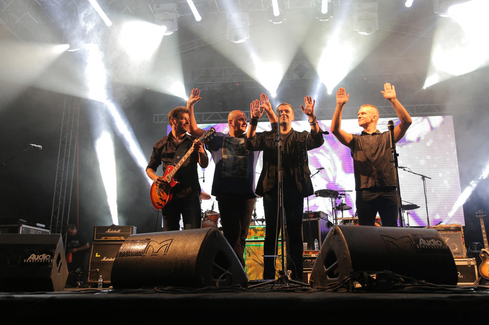 Galija plovi, Van Gog slika... A šta radi novembar u julu? (FOTO)