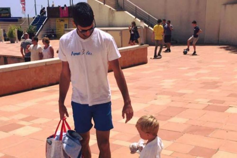 Šarmer na tatu: Stefan je presladak kada krene sa Novakom na plažu! (FOTO)