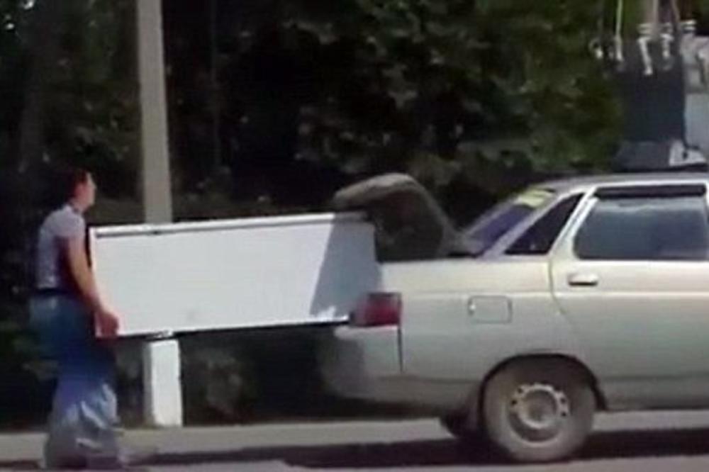 On da vozi, ona da frižider nosi!? Kazahstanac razbesneo internet ovim snimkom! (VIDEO)
