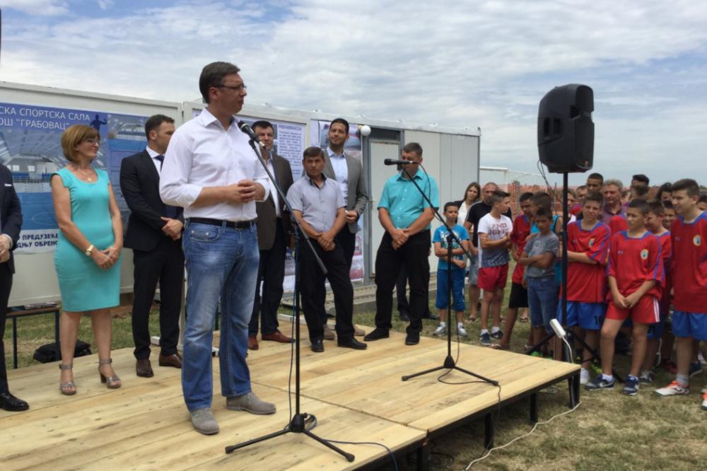 Vučić obećao: Prosveta dobija veće plate do kraja godine! (FOTO)