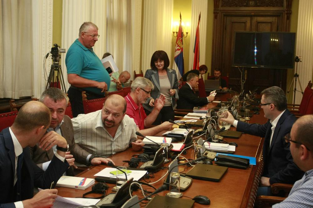 SVI SU ČEKALI RASPISIVANJE IZBORA, A ONDA SE POJAVIO ON: Šešelj želeo da za Majinim stolom održi konferenciju!