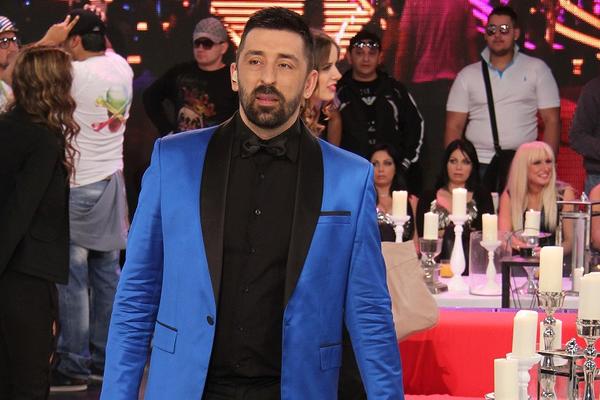 Nije primetio: Amidža se pohvalio dalijevskim brcima, ali jedan drugi detalj je sve zasmejao!