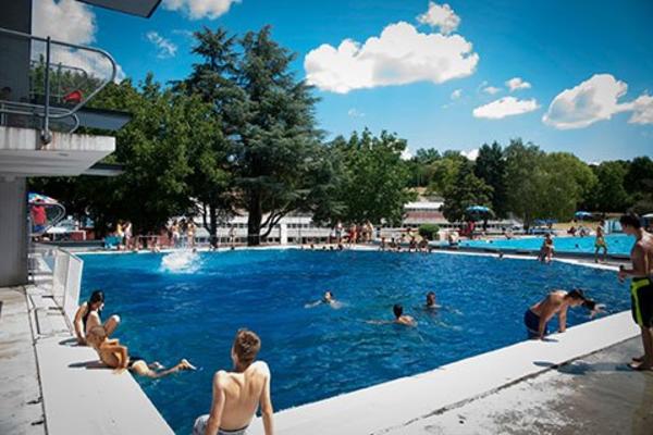 Tragedija: Ženi pozlilo na bazenu, pala je i preminula!