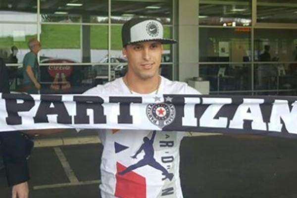 Leonardo dočekan na surčinskom aerodromu... Аli onda se pojavio Andrija Živković! (VIDEO)