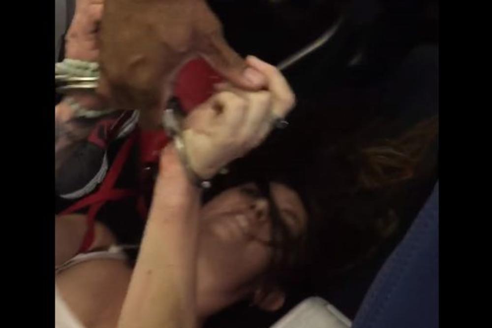 Spasavaj se ko može: Pijani rasista u avionu! (VIDEO)