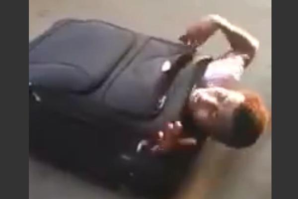 Spakovao se u kofer: Ovaj migrant je pobedio sve zakone fizike, carinici ostali u šoku! (VIDEO)