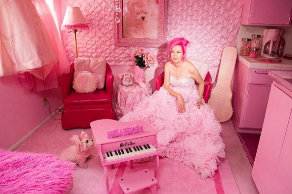 Ona je bukvalno shvatila život u boji: 35 godina nije izašla iz pink nijanse! (FOTO)