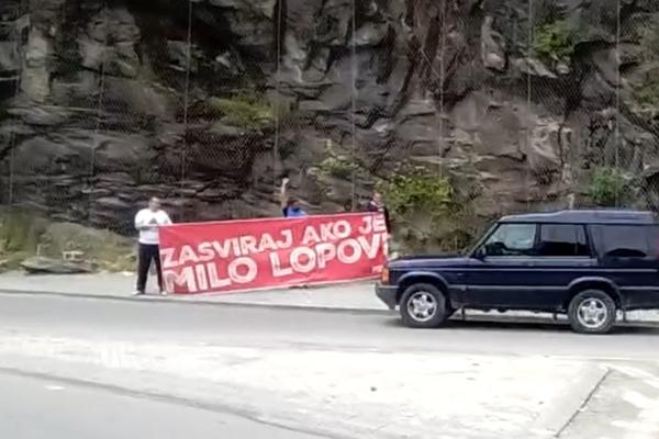 Zasviraj ako je Milo lopov: Bjelopoljci protiv Đukanovića, stali uz put i razvili transparent (VIDEO)