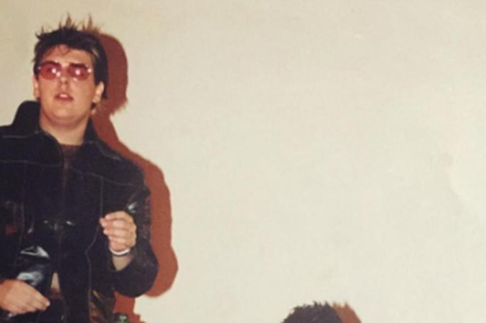 Ne, ovo nije moguće! Kakav frajer je bio, dok nije počeo da nosi haljine! Nikada nećete provaliti ko je, a svi ga znamo! (FOTO)