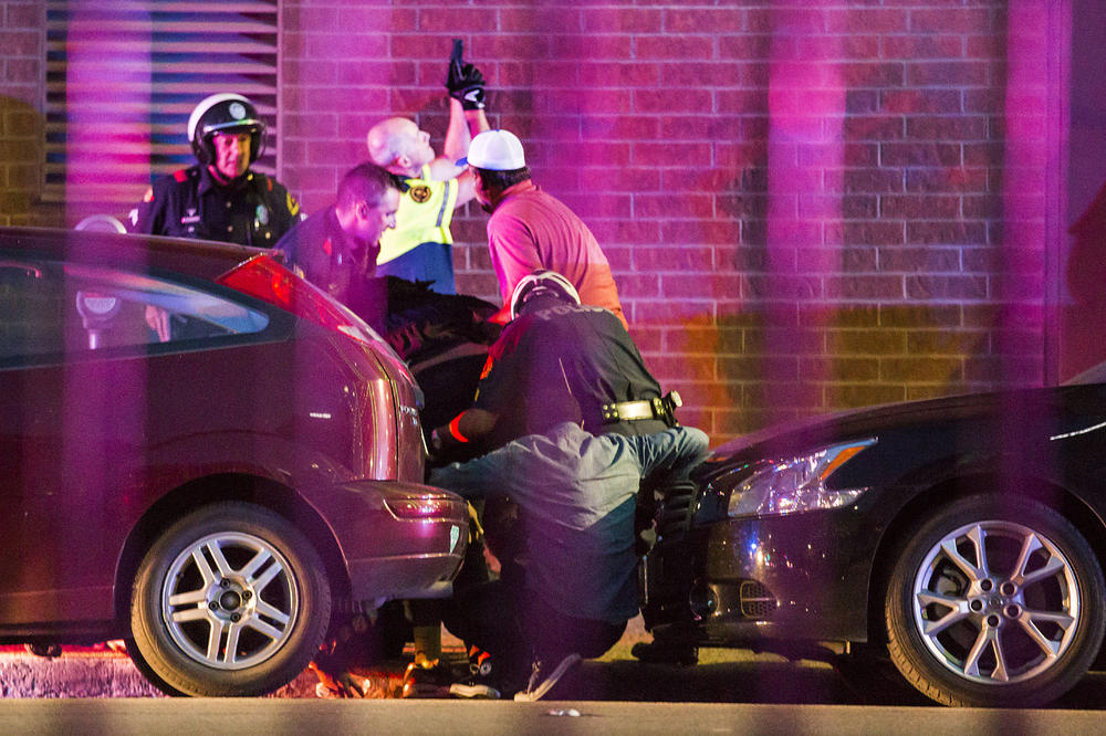 Novi masakr u SAD: Snajperista na protestu zbog smrti crnca  ubio pet policajaca, u centru grada postavljena bomba! (VIDEO)