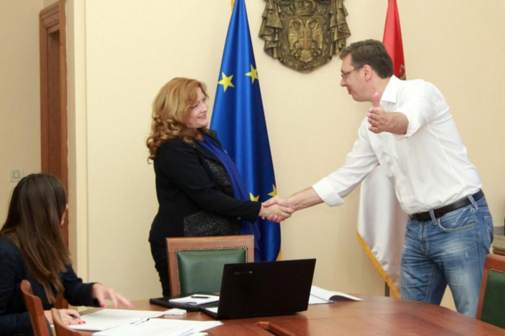 Građani pred Vladom Srbije čekaju od zore: Vučiću, pomozi! (VIDEO) (FOTO)