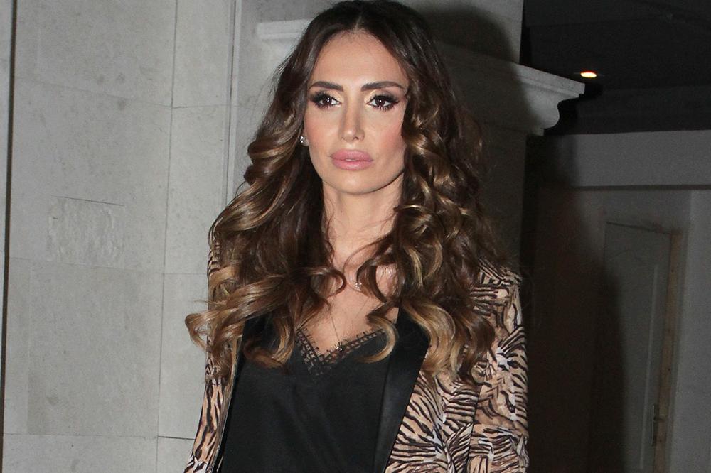 DECENIJAMA SE NAGAĐALO KAKO SE EMINA JAHOVIĆ ZAPRAVO ZOVE: Lična karta je TU, pevačica konačno PRIZNALA