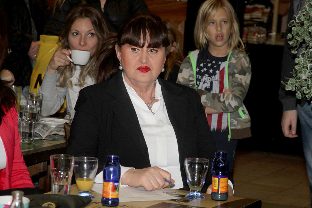 NADA KAO NA POMENU! Macura došla da slavi Vučićevu pobedu OBUČENA SKROZ U CRNO! (FOTO)