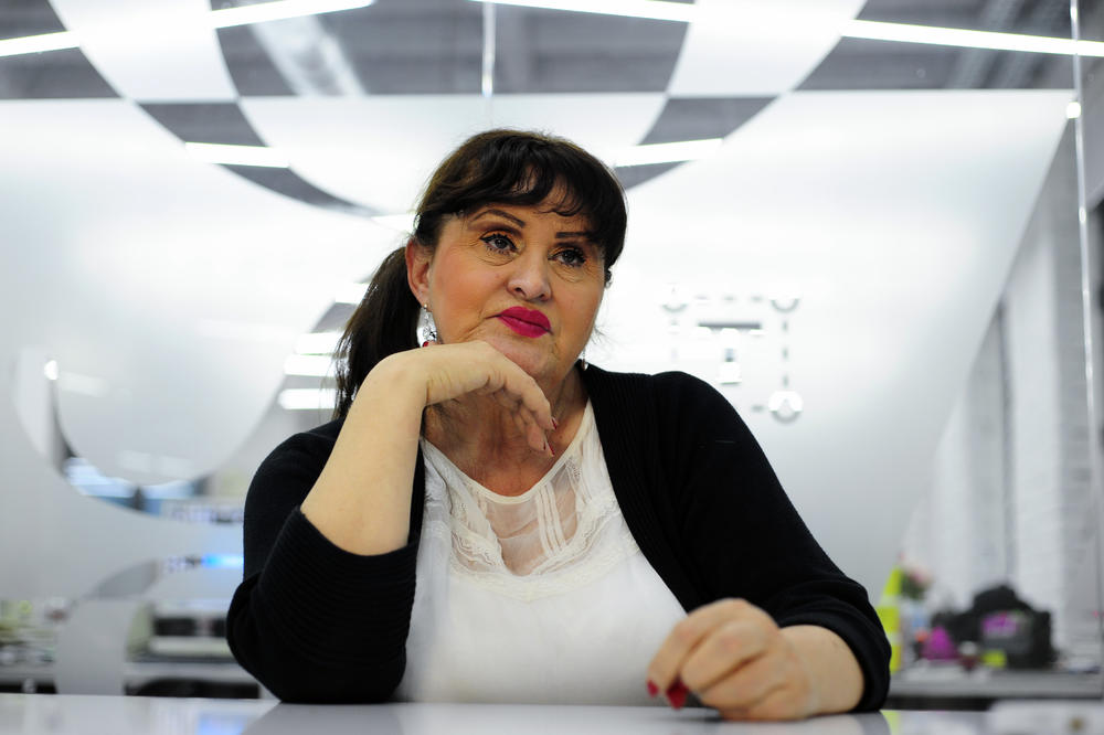 Macura opet dominira: Evo kako savetuje silikonuše da se rashlađuju! (VIDEO)