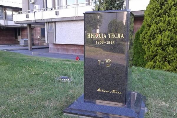 Novi spomenik Tesli izazvao buru na internetu! Nismo zaslužili takvog genija, dajte ga Hrvatima! (FOTO)