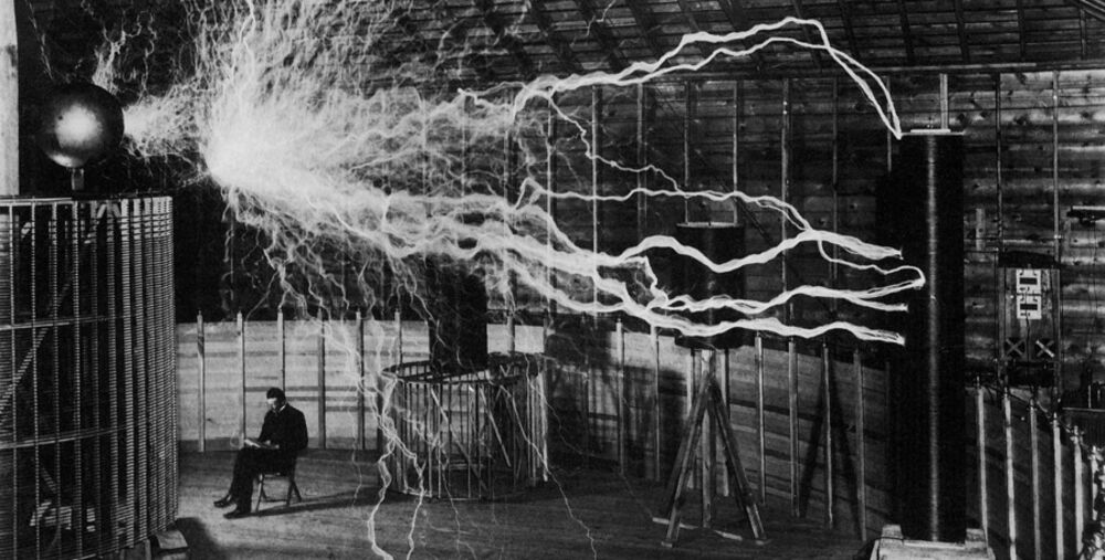 Tesla sedi u svojoj laboratoriji u Kolorado Springsu unutar svog 'Uveličavajućeg prenosnika'