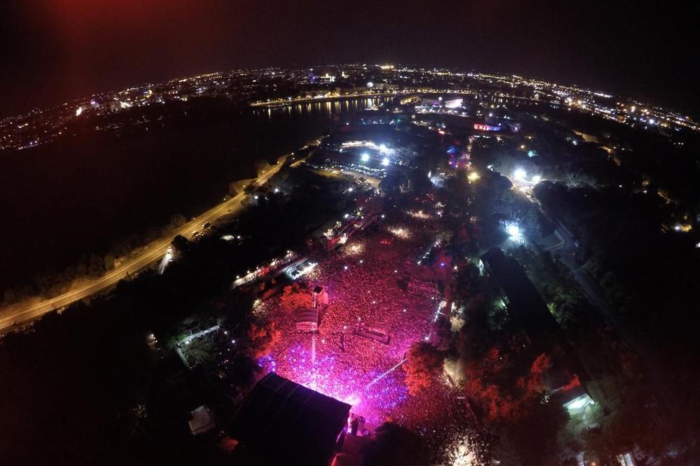 Nesreća na Exitu: Dve devojke pale sa zidina tvrđave!?