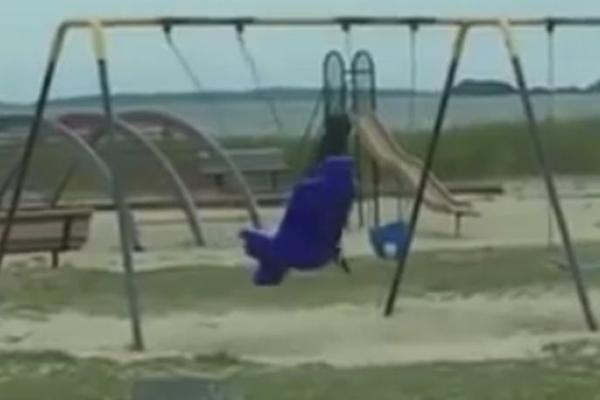 Sedeo je sa ćerkom u kolima, a onda je snimio...duha! Nije verovao svojim očima! (FOTO)