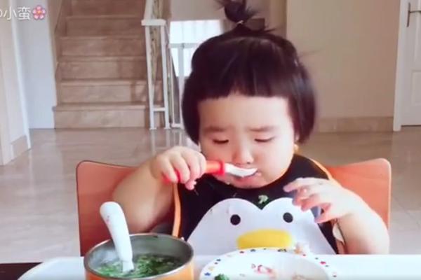 Toliko je malena, a toliko jede: Ona je postala potpuni hit! (VIDEO)