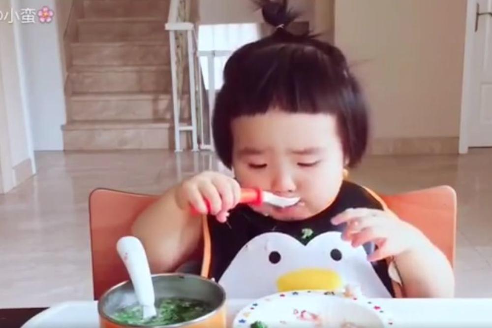 Toliko je malena, a toliko jede: Ona je postala potpuni hit! (VIDEO)