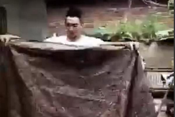 Ne pokušavajte kod kuće: Kineska magija nestajanja je bolna (VIDEO)