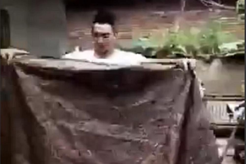 Ne pokušavajte kod kuće: Kineska magija nestajanja je bolna (VIDEO)