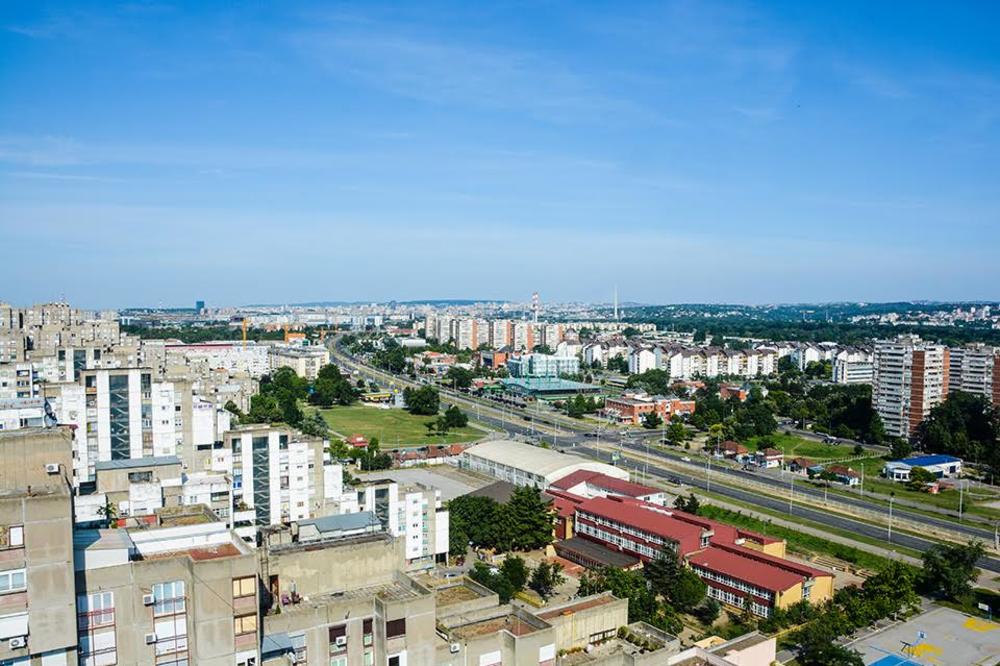 TRAGEDIJA NA NOVOM BEOGRADU: Muškarac PAO sa SOLITERA!