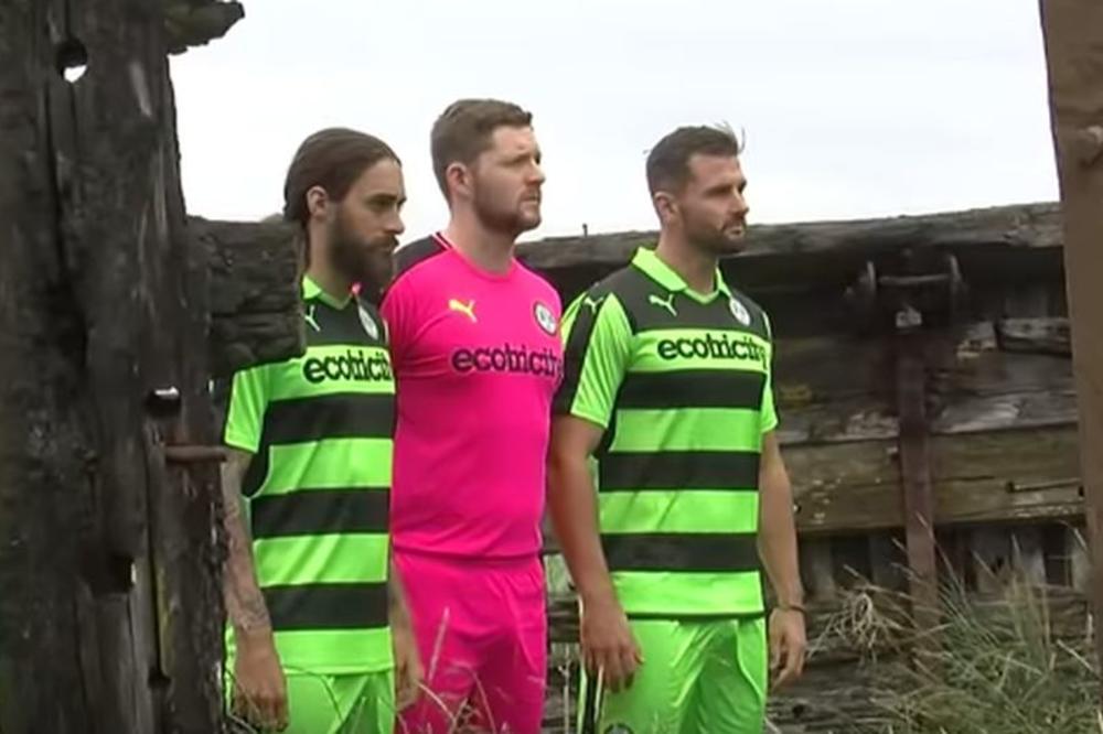 Kako se sad osećaju velikani? Engleski petoligaš predstavio dresove na najluđi način! (FOTO)