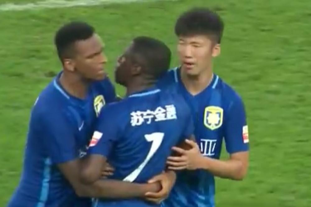 Razjareni Ramireš hteo da razvali sudiju od batina, ali su ga saigrači nekako obuzdali! (VIDEO)