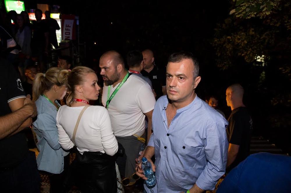 NIJE ZBRISAO SA PREDSTAVE ALI JE PODRŽAO STUDENTE! Sergej ponovo na protestu, ovog puta je JOŠ ORIGINALNIJI! (FOTO)