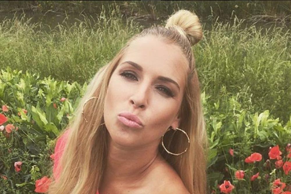 PRITISAK NA 250! Jedna od najvrelijih svetskih teniserki pokazala mnogo više nego što je smela! (FOTO)