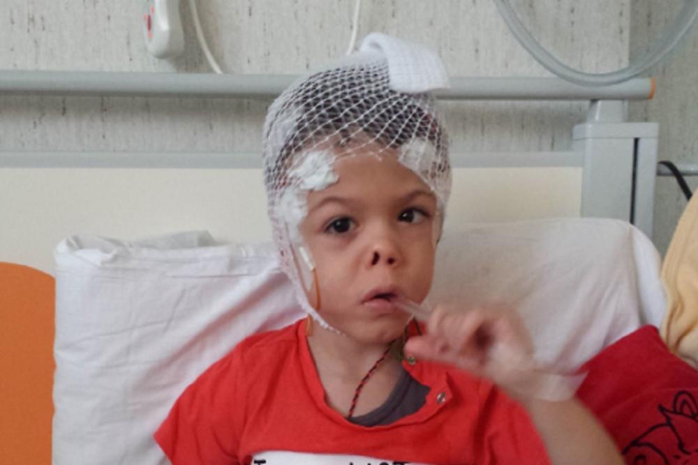 Imaju li dušu? Teško obolelom Vuku (4) u Rimu ukrali invalidska kolica i bocu sa kiseonikom!