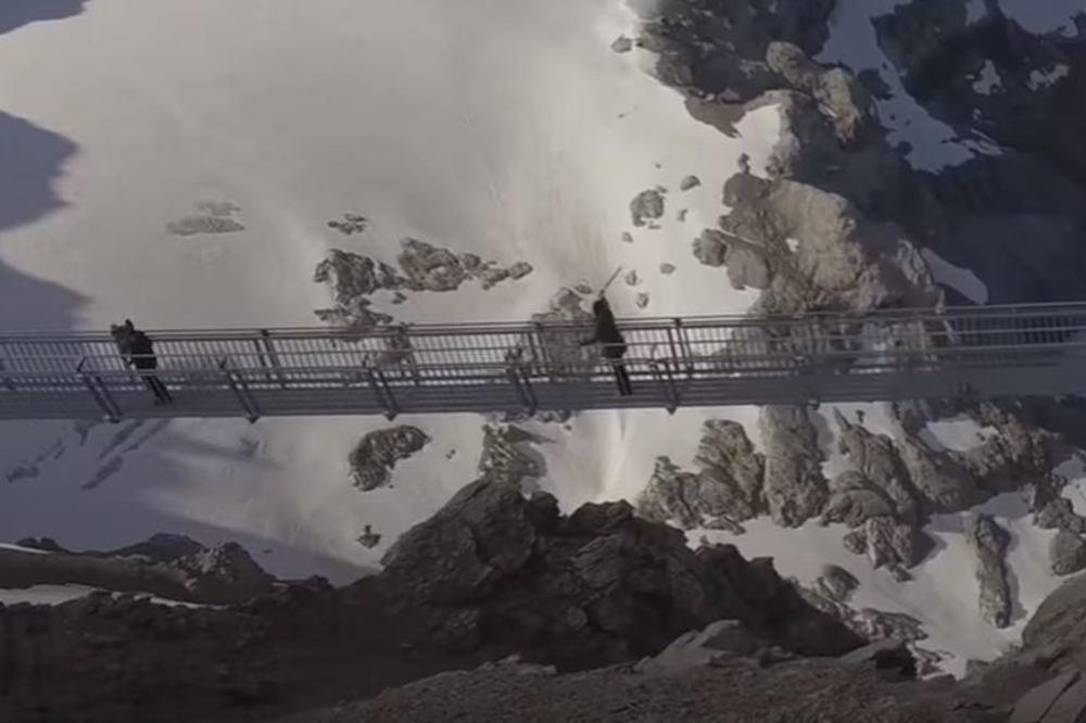 Mnogi bi precrkli od straha, a Jelena Janković se smeje dok radi ovu ludost! (VIDEO)