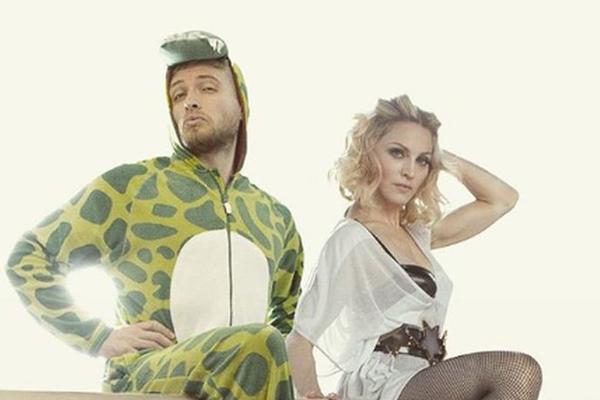 Isfotošopirao sebe na slike Bekamovih, JLo, Adel, Bibera, Kardašijana, Rijane... I isprozivao ih kao niko do sada!