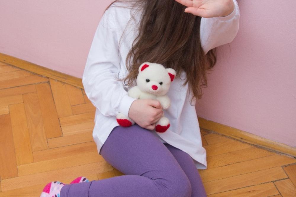 Mislili su da ima 14 godina, kad pročitate šta su joj pisali, zgadiće vam se život! (FOTO)