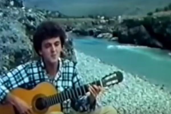 Pevao je Od druga do druga, a onda nestao kad mu je sestra umrla... Evo kako danas izgleda!