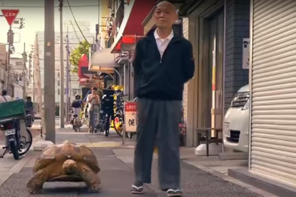 Mislili ste da su zmije ili paukovi čudni ljubimci? Provalite šta šeta ovaj deka...(VIDEO)