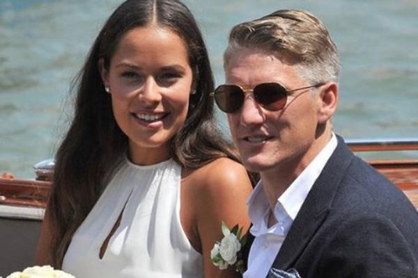 Prvi bračni selfi: Venčanica je bila hit, ali je ništa u poređenju haljinom koju je Ana obukla na žurki!