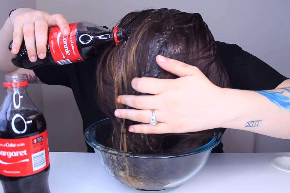 Sipala je Koka Kolu u činiju, pa oprala kosu: Rezultati - neverica! (VIDEO)