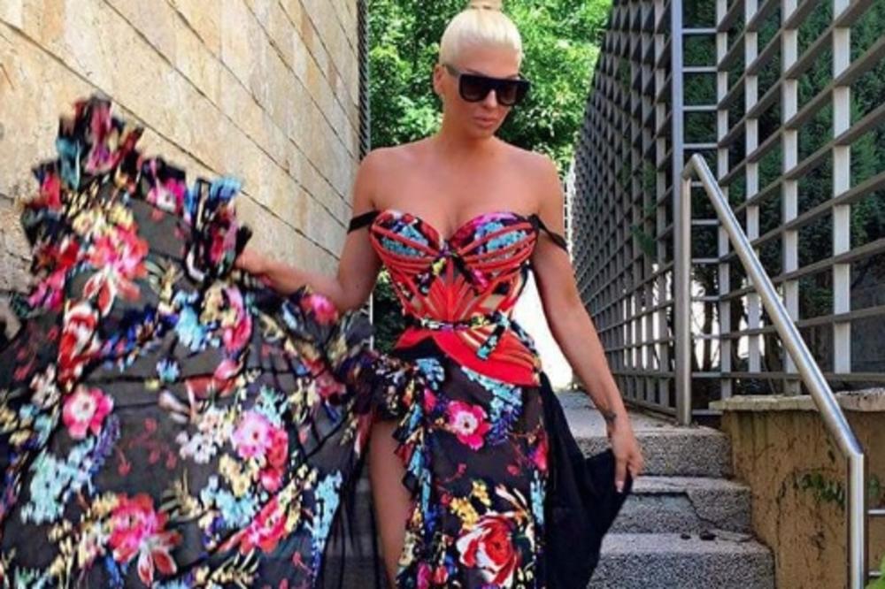 Crna ženo, gde ćeš više? JK nabacila lokne i duplo povećala usne! (FOTO)