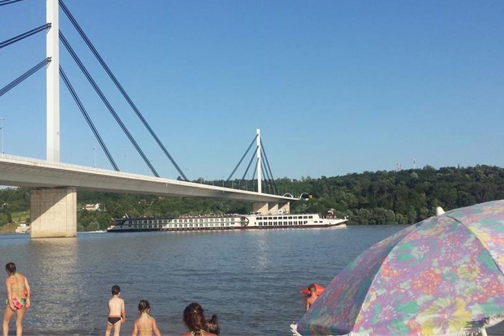 HOROR NA NOVOSADSKOJ PLAŽI: Žena (40) iznenada nestala ispod površine vode, sada traže njeno telo!