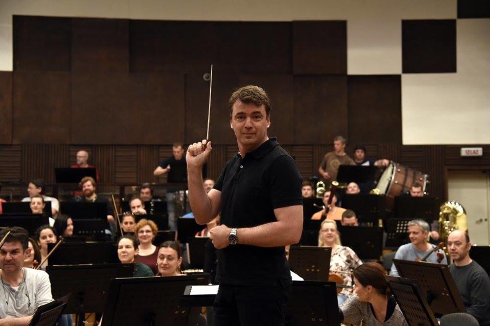 Ovaj baja je novi šef - dirigent Beogradske filharmonije!