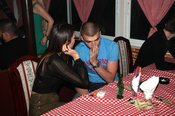 E ovo je bomba! Omamljeni na podijumu: Veljko uhvaćen u intimnom trenutku sa voditeljkom! (FOTO)