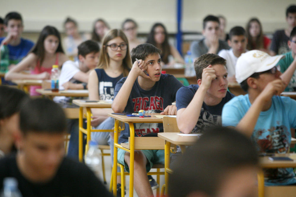 Prvi dan škole u Srbiji: U klupama danas 900.000 učenika!
