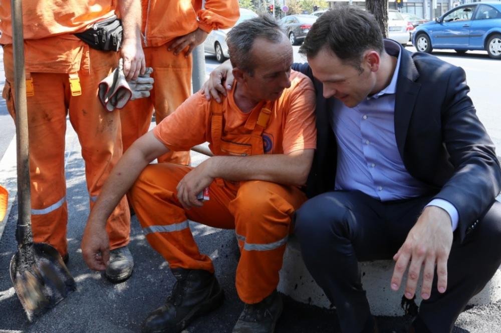 Slika dana: Gradonačelnik u hladu sa putarima na plus 40! (FOTO)