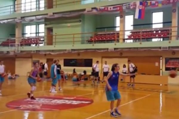 Kada vide kako Srpkinje pogađaju sa pola terena, Amerikanke neće oka sklopiti! (VIDEO)