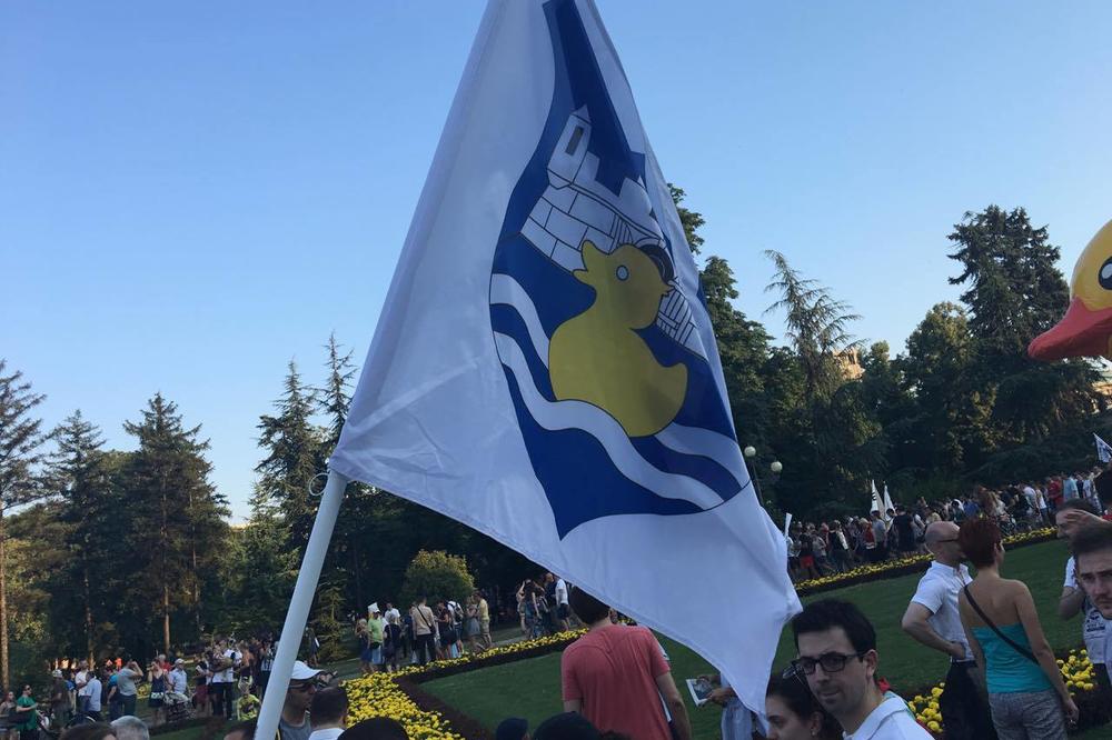 Održan šesti protest Ne davimo Beograd: Baklje, pištaljke i poziv na ostavke parali centar grada! (VIDEO) (FOTO)