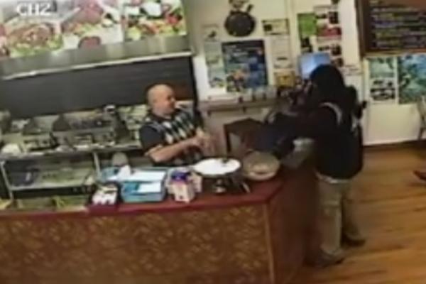 Kakva kraljina i kakva iskusna ispala: Lopov je pokušao da ga opljačka, ali...! (VIDEO)